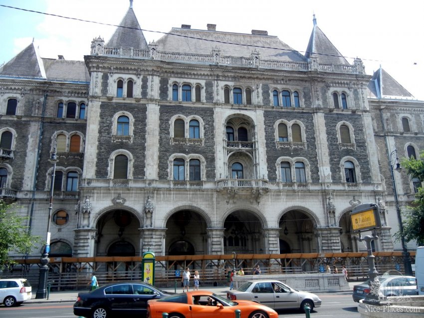 Фото достопримечательностей Будапешта: Еще одно красивое здание на проспекте Андрашши