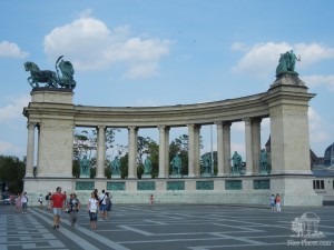 Статуи героев Венгрии в колоннаде (Будапешт)