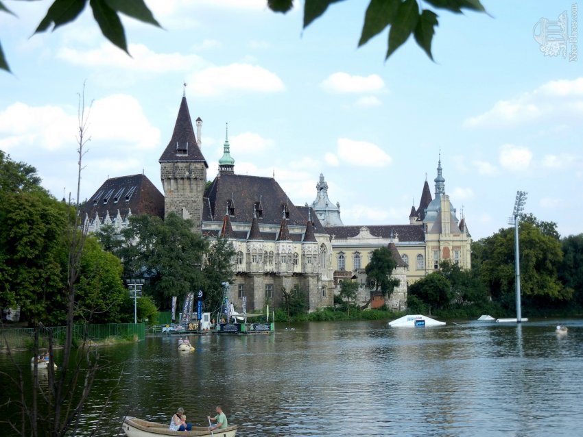 Фото достопримечательностей Будапешта: Замок Вайдахауняд в парке Варшолигет