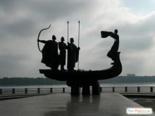 Это один из двух памятников основателям города, установленных в Киеве (Киев и область)