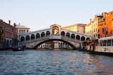 Мост Риальто, возведенный в самом узком месте Гранд-канала (Венеция)