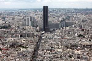 Вид на башню Монпарнас, как и Эйфелева, она просматривается почти с любой точки Парижа (Париж)