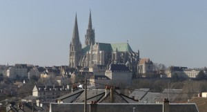 Шартрский собор возвышается над городом (Франция)