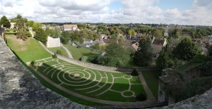 Сад возле собора оформлен в виде лабиринта (Франция)