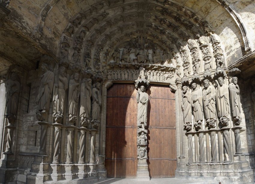 Фото достопримечательностей Франции: Южный портал собора украшен многочисленными скульптурами