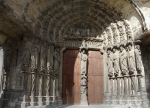 Южный портал собора украшен многочисленными скульптурами (Франция)