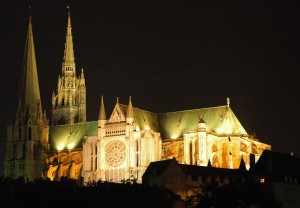 Шартрский собор в ночной подсветке (Франция)
