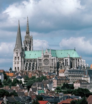 Возвышающийся над городком Шартр грандиозный собор (Франция)