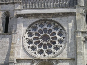 Витражная роза снаружи собора (Франция)