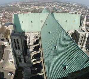 Крыша Шартрского собора и вид на южную часть города Шартр (Франция)