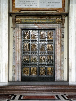 Святые врата собора Святого Петра в Ватикане (Рим)
