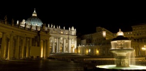 Часть колоннады и фонтан перед собором Св. Петра (Рим)