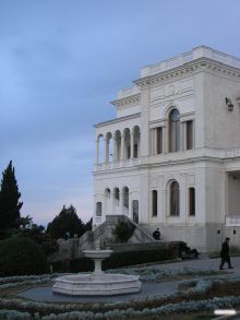 Ливадийский дворец - вид сбоку (Крым)