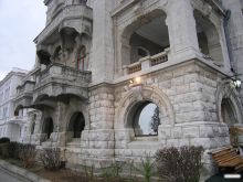 Красивое здание возле Ливадийского (Крым)