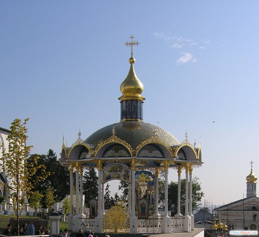 Фото достопримечательностей Тернополя и Тернопольской области: Ротонда напротив Троицкого собора Почаевской Лавры