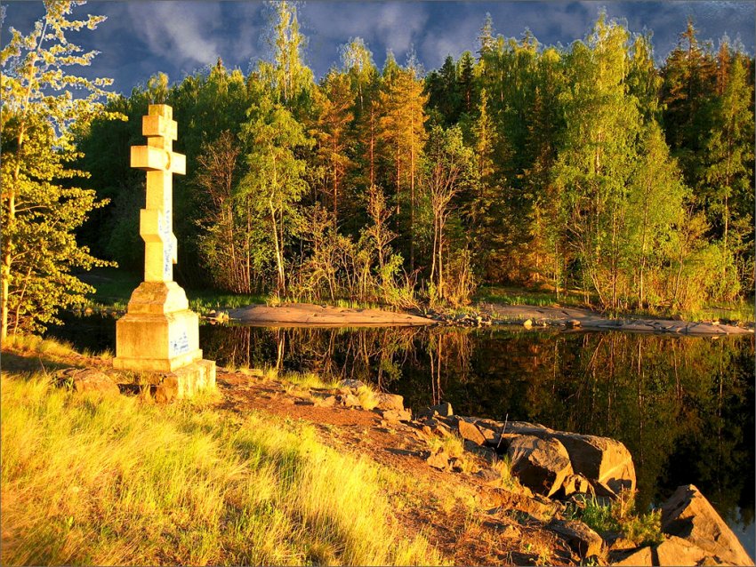Фото достопримечательностей Карелии: Поклонный крест на закате дня