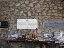 Памятные сувениры всегда продаются возле замка (Карпаты и Закарпатье)