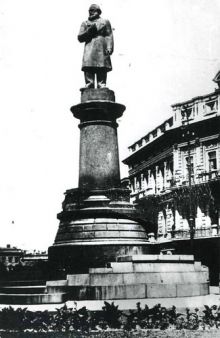 Второй памятник Марксу, уже в полный рост, на том же месте в 20-х годах (Одесса и область)