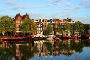 Узкие высокие домики вдоль многочисленных каналов (Амстердам)