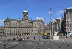 Площадь Дам. Впереди Королевский дворец, справа церковь Ньювен Кирк (Амстердам)