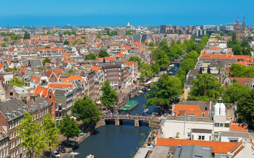 Фото достопримечательностей Амстердама: Вид на Амстердам с высоты полета.