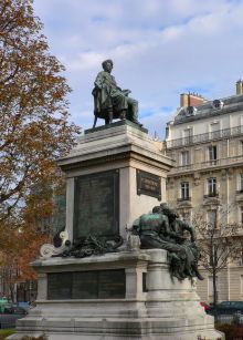 Памятник Александру Дюма-отцу у метро Мальзерб (Париж)