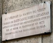 Мемориальная доска в память о "настоящем" д'Артаньяне (Париж)