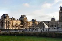 Утренний Лувр от площади Карузель (Париж)