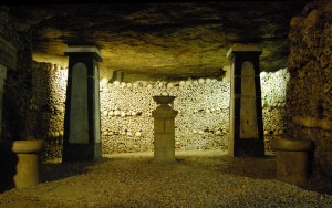 Каменоломни Парижа действительно можно назвать катакомбами, в XVIII веке сюда перенесли кладбища с поверхности. (Париж)