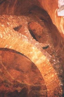 Подземная арка, поддерживающая осыпающийся свод. Высота более 11 метров (Париж)