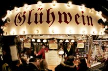 Продажа глинтвейна на рождественской ярмарке в Мюнхене. (Германия)
