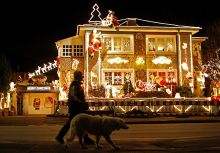 Жители Германии к Рождеству красиво оформляют и подсвечивают свои дома (Германия)