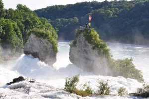 Еще одна площадка для обзора водопада на камне-утёсе (Швейцария)