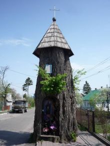Дерево-часовня по дороге в Почаев (Карпаты и Закарпатье)