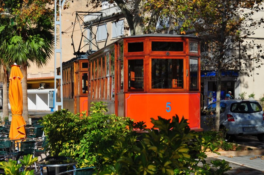 Фото достопримечательностей острова Майорка: Ретро-трамвай, курсирующий из ЖД станции Сольер в порт Сольер