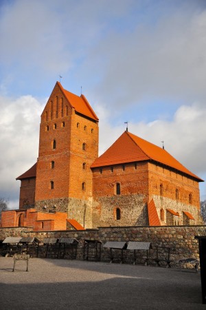 Башня и стены Тракайского замка (Прибалтика)