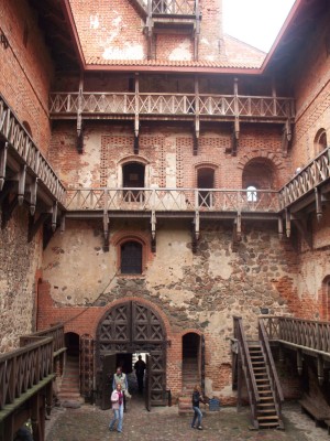 Ворота и галереи замка со стороны двора (Прибалтика)
