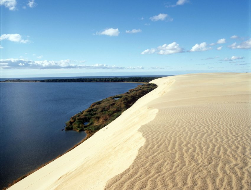 Фото достопримечательностей Прибалтики: Контраст песка и воды. Завораживающее зрелище