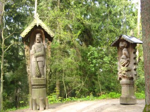 Деревянные скульптуры на Ведьминой горе в Неринге (Прибалтика)