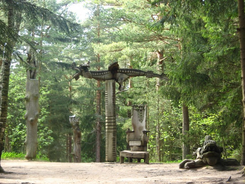 Фото достопримечательностей Прибалтики: Деревянные скульптуры на Ведьминой горе в поселке Юодкранте (Неринга)
