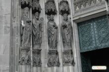 Боковые порталы собора обильно украшены скульптурой (Кельн)