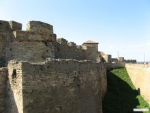 Крепость окружает ров шириной 14 и глубиной до 20 м. (Одесса и область)