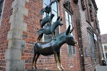 Осел, собака, кот и петух увековечены в скульптуре на главной площади Бремена (Германия)