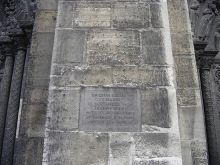 Жанна д’Арк была ранена в этих краях, в битве за Париж. Памятная доска в честь Девы на фасаде Сен-Дени (Франция)