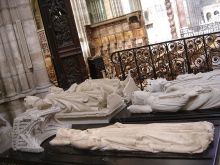 Среди этих захоронений - первый христианский король франков Хлодвиг и великий Карл Мартелл (Франция)