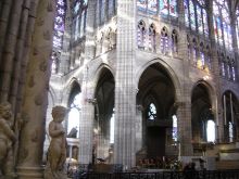 Обилие скульптуры, каменная резьба, витражи, сияющее золото алтарей — все это не просто красивый церковный декор, это освобожденный из материи свет (Франция)