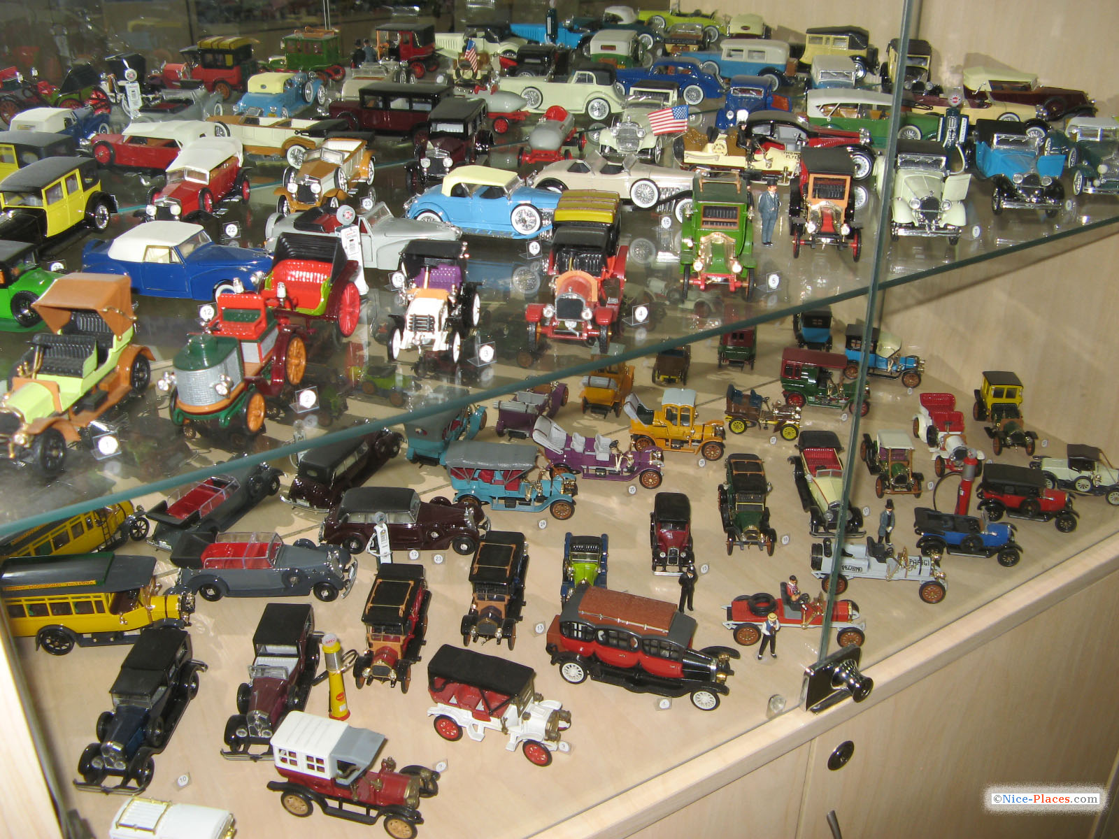 Модели машин магазины. Коллекция машинок игрушек. Коллекция игрушечных машин. Коллекционирование масштабных моделей автомобилей. Коллекционеры игрушечных машинок.