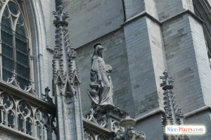 Лепнина и статуя на фасаде (Брюссель)