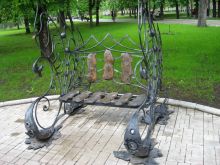 В парке много кованных лавок не похожих одна на другую (Донецк и область)