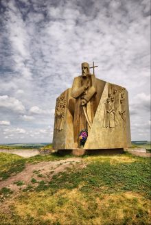 Памятник Петру Сагайдачному перед входом на территорию Хотинской крепости (Хотин)